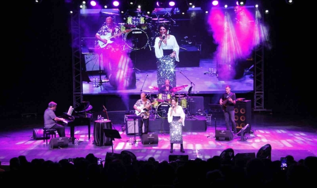 Bursa Festivali'nde Nükhet Duru sahne aldı
