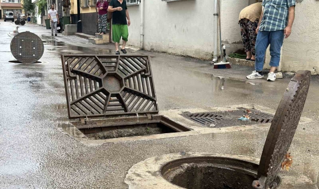 Bursa'da sağanak yağış hayatı felç etti: Evleri su bastı, rögarlar taştı