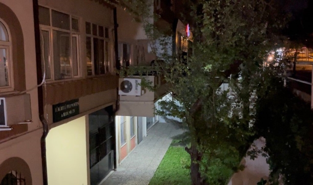 Bursa'da yağmur yağdığında bu site göle dönüyor...Siteyi su basması güvenlik kamerasında