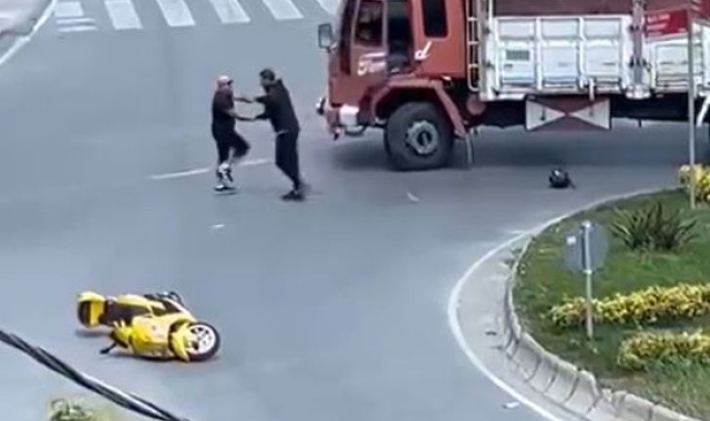 Büyükçekmece'de kazadan sorumlu tuttuğu kamyon şoförünün kafasına kaskıyla vurdu