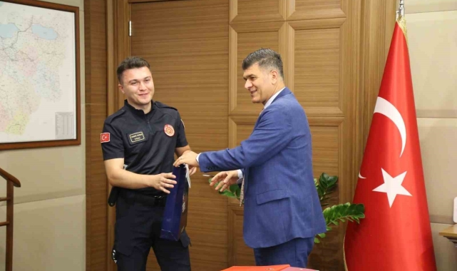 Büyükşehir'den 'can dostu' kurtaran itfaiye personeline teşekkür