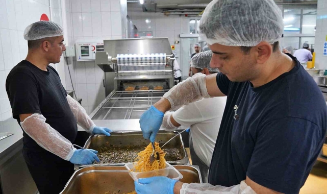 Büyükşehir'den yaşlı ve engellilere sıcak yemek