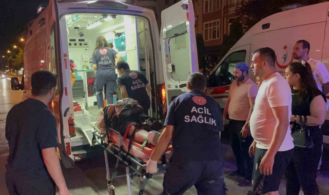 Caddeden karşıya geçen yayalara motosiklet çarptı: 1'i ağır 3 yaralı