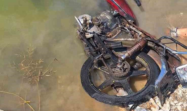 Çaldıkları motoru yakıp göle attılar