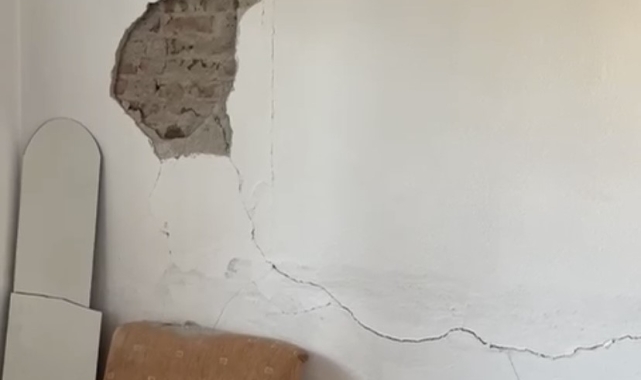 Çanakkale'deki depremde bazı evlerin duvarları çatladı