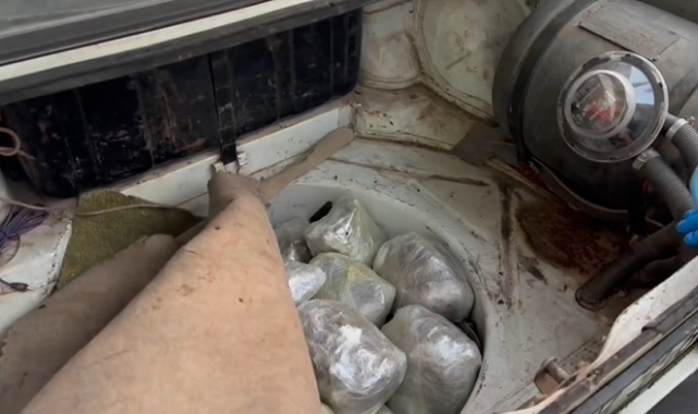 Çekiciyle taşınan otomobilin bagajında 8 kilo 865 gram uyuşturucu ele geçirildi