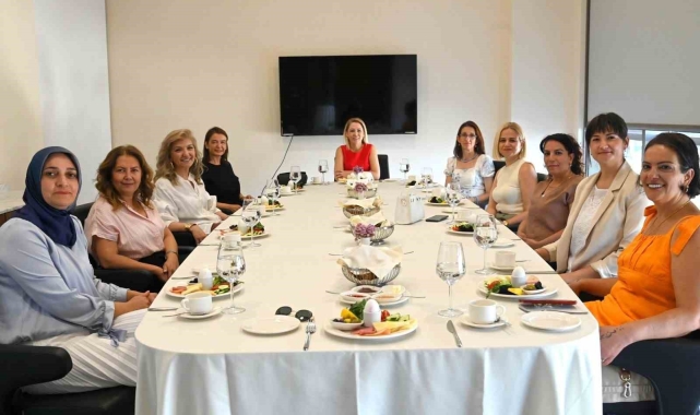 CHP'li belediye başkanlarının eşlerinden dayanışma toplantısı