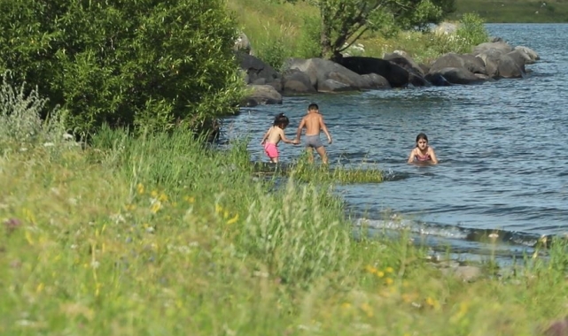 Çocuklar Çıldır Gölü'nde serinliyor