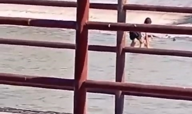 Çocukların süs havuzunda tehlikeli oyunu