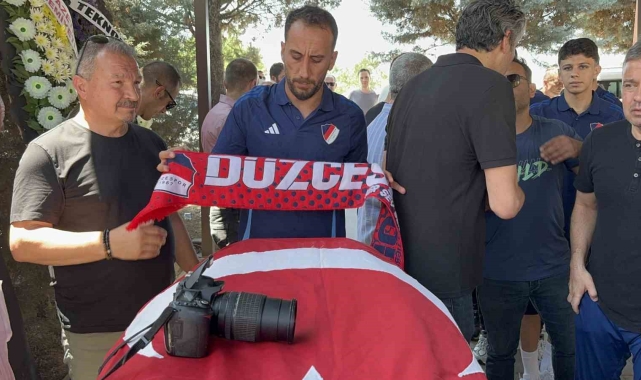 Çok sevdiği fotoğraf makinesi tabutuna koyuldu