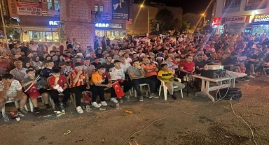 Çorum'un Kargı ve Osmancık ilçelerinde vatandaşlar milli maçı dev ekranlardan izledi