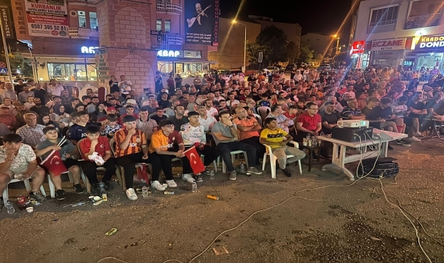 Çorum'un Kargı ve Osmancık ilçelerinde vatandaşlar milli maçı dev ekranlardan izledi