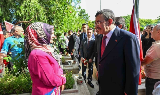 Cumhurbaşkanı Yardımcısı Yılmaz, 15 Temmuz şehitliğini ziyaret etti
