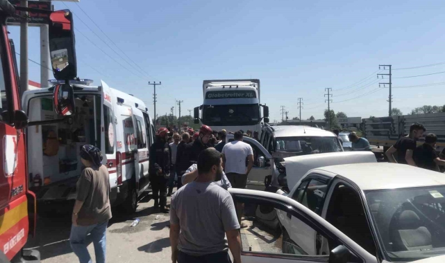 D-100'de zincirleme kaza: 1'i çocuk toplam 5 yaralı