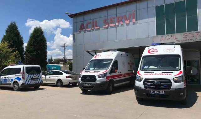 D-140'da motosikleti ile yolun karşısına geçmek isterken otomobil çarptı