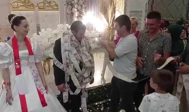 Damatların biri terledi diğeri sevindi