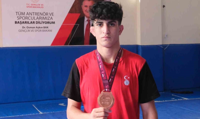 Dedesi ve abisine özenerek güreşe başladı, şimdi hedefi dünya şampiyonluğu