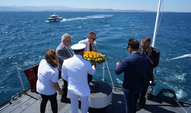 Deniz şehitlerinin anısına Sahil Güvenlik hücumbotu ile denize çelenk bırakıldı