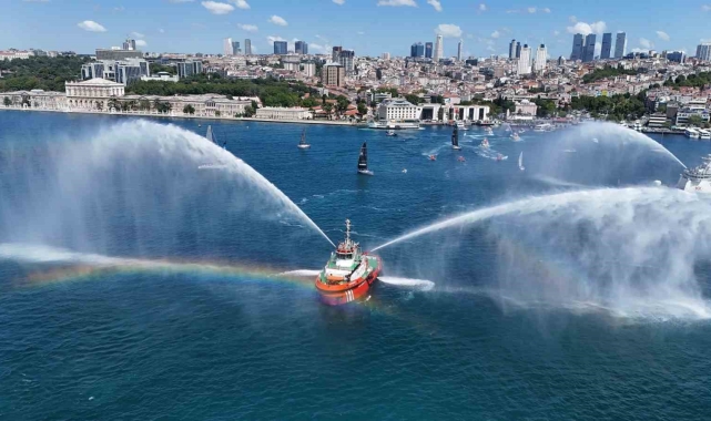 Denizcilik ve Kabotaj Bayramı'nda İstanbul Boğazı'nda dev Türk bayrağı açıldı