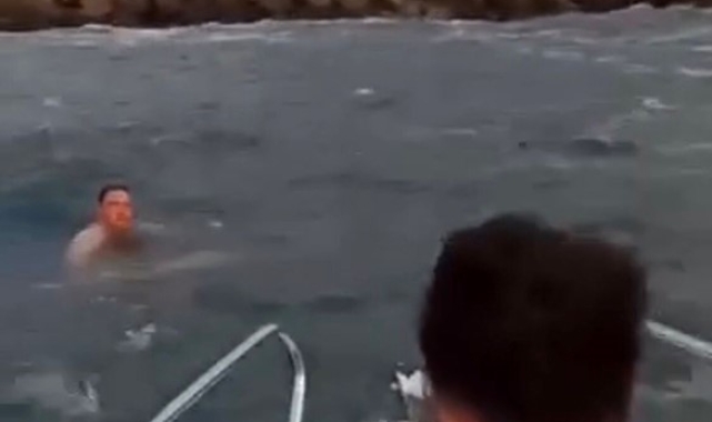 Denizde boğulmak üzere olan şahsın yardımına teknedeki gençler yetişti
