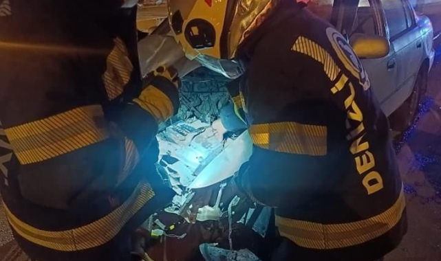 Denizli'de direksiyon hakimiyetini kaybeden sürücü refüje çarptı; 1 yaralı