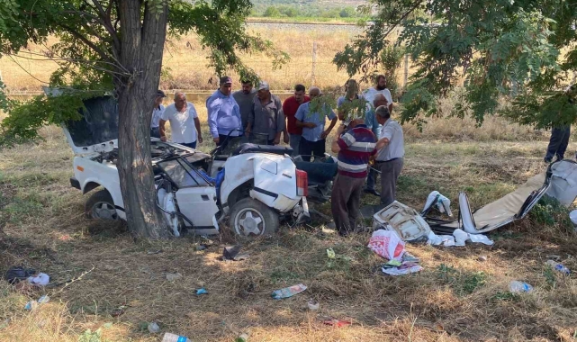 Denizli&#039;de iki otomobil çarpıştı: 1 ölü, 1 yaralı