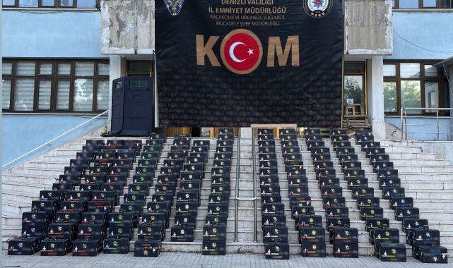Denizli'de tırın dorsesinde kaçak tütün ürünü ele geçirildi
