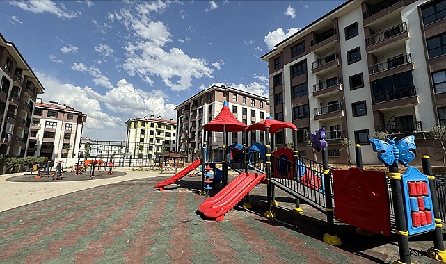 DEPREM BÖLGESİNDE SENE SONUNA KADAR 200 BİN KONUTUN TESLİM EDİLMESİ HEDEFLENİYOR!