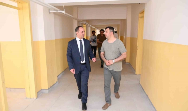 Deprem güçlendirme çalışmaları devam eden okullar ziyaret edildi