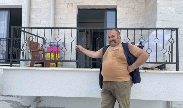Deprem konutlarının ilk misafiri Vali Yılmaz oldu