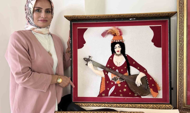 Depremde yıkılan iş yerinden geriye kalan üç boyutlu keçe tablosu hayata bağladı