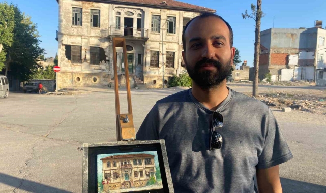 Depremde zarar görmüş kültürel varlıkları tuvale yansıtıyor