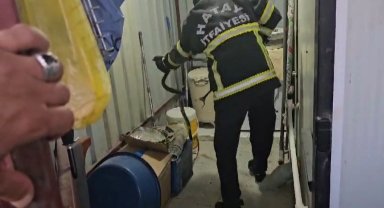 Depremzedelerin yaşadığı konteynıra giren yılan itfaiye ekipleri tarafından yakalandı