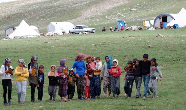 Devlet onları unutmadı: Göçer çadırında Kur'an kursu