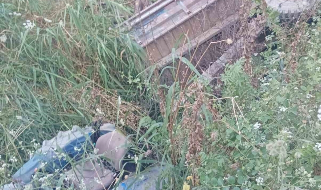 Devrilen traktörün sürücüsü yaralandı