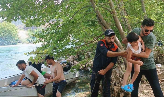 Dicle Nehri'nde mahsur kalan 10 kişilik aile kurtarıldı