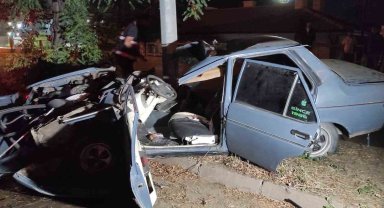 Direğe çarpıp kağıt gibi ezilen otomobilden sağ çıktılar