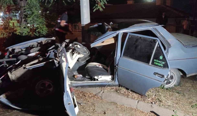 Direğe çarpıp kağıt gibi ezilen otomobilden sağ çıktılar