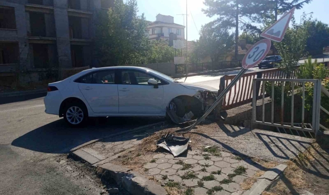 Direksiyon hakimiyetini kaybeden sürücü köprü bariyerine çarparak durabildi