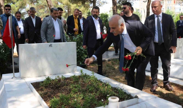 Diyarbakır'da 15 Temmuz Demokrasi ve Milli Birlik Günü etkinlikleri şehitlik ziyaretleriyle başladı