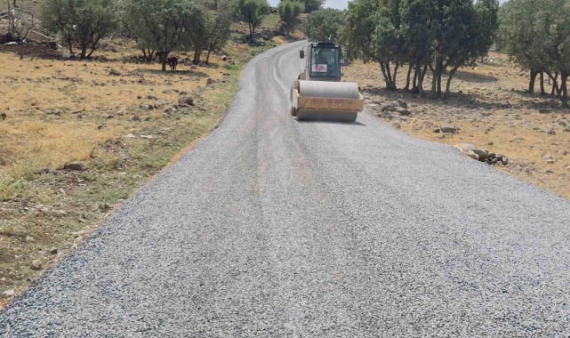 Diyarbakır'da kırsal mahallelerde yol yapım çalışmaları devam ediyor
