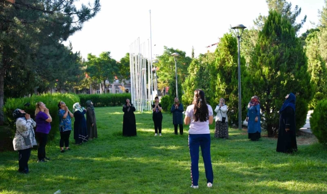 Diyarbakır'da parklarda eğitmenler eşliğinde 'Sabah sporları' yapılıyor