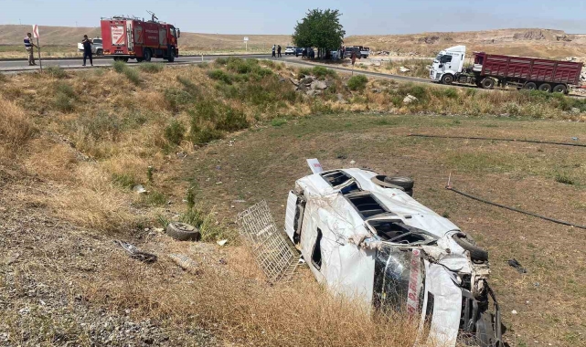 Diyarbakır'da yolcu minibüsü ile pikap çarpıştı: 1'i çocuk 3'ü ağır 14 yaralı