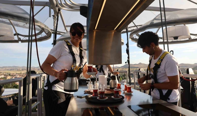 Doğum gününü gökyüzü restoranında kutladı