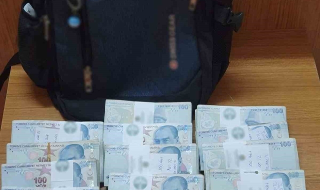 Dolandırdıkları yaşlı adama suç eşyalarının satışını yaptırdılar