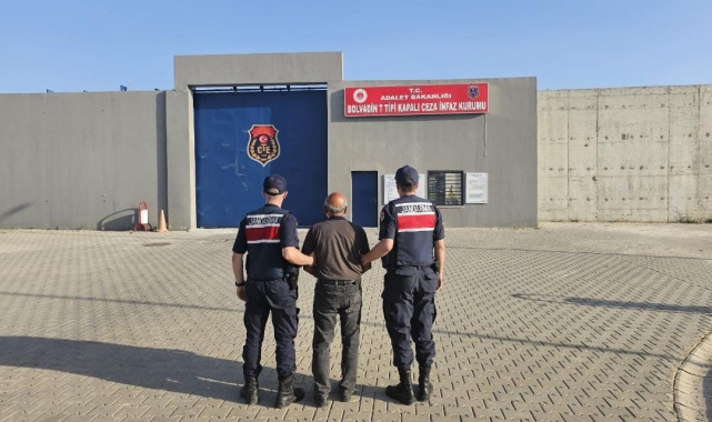 Dolandırıcılık suçundan 4 yıl 2 ay hapis cezası ile aranan şahsı jandarma yakaladı