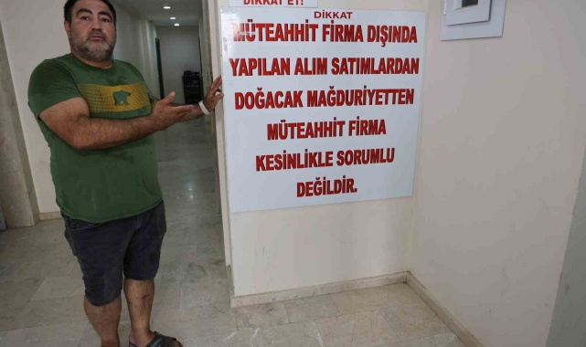Dolandırıldığını öne süren müteahhit önce dairenin kapısını betonla kapattı, sonra 'afişli' tepki gösterdi
