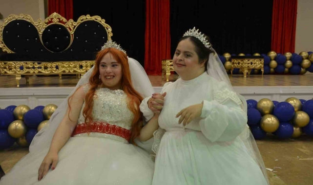 Down sendromlu kızlar gelinlik hayallerine kavuştular