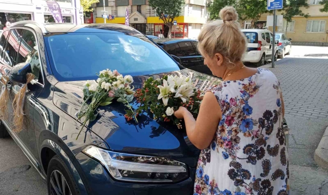 Düğün sezonuyla birlikte çiçekçilerde 'gelin arabası' yoğunluğu başladı