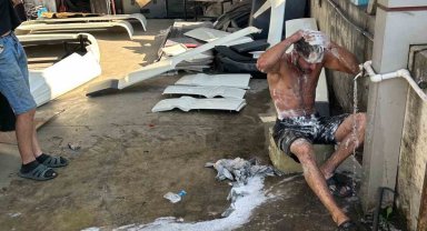 Dükkanın önünde duş alan işçiye deterjanlı şaka